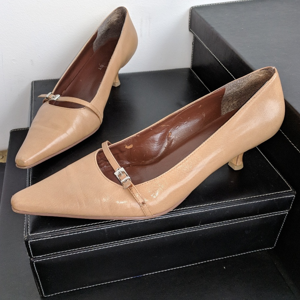 Nude point-toe kitten heel w silver buckle 6.5